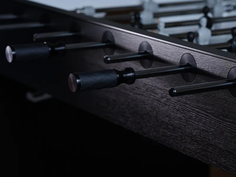Nahaufnahme eines Bankhammer Design Tischkickers aus schwarzem Holz