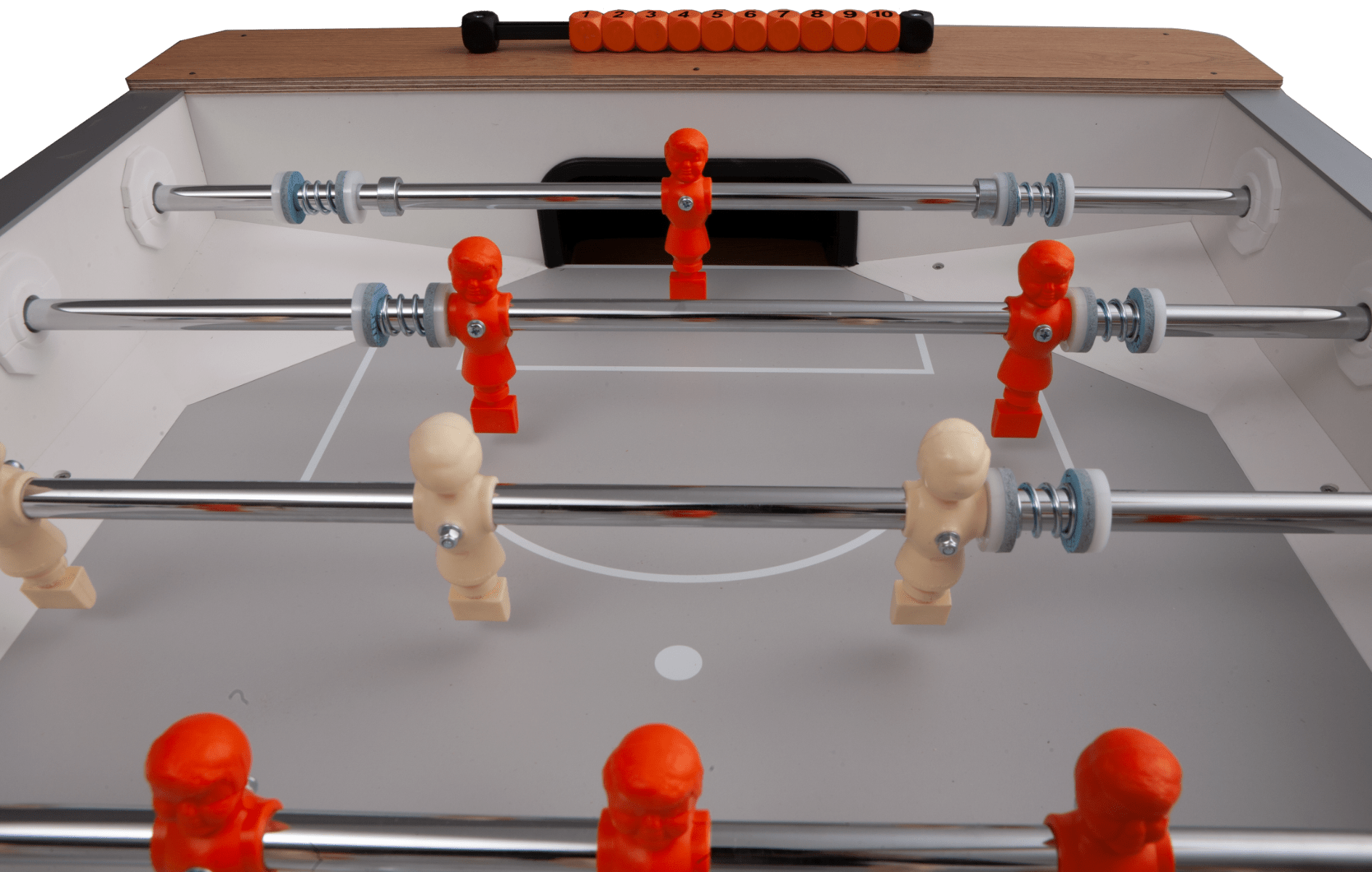 Nahaufnahme des Kickertisch Deutscher Meister | Profi Eiche mit hellem Spielfeld und orangen und weißen Figuren