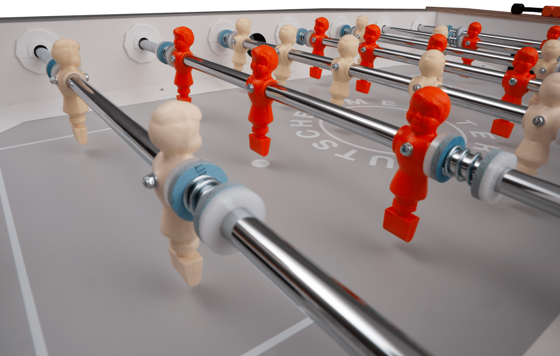 Nahaufnahme des Kickertisch Deutscher Meister | Profi Eiche mit hellem Spielfeld und orangen und weißen Figuren